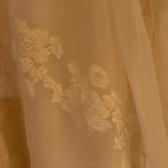 Ivory wedding gown. Size 6 - Picture 9 of 13